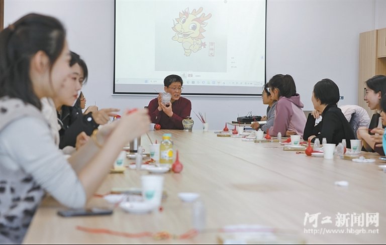 台湾艺企学合力打造“戏曲传承计划” 推出校园版《春草闯堂》