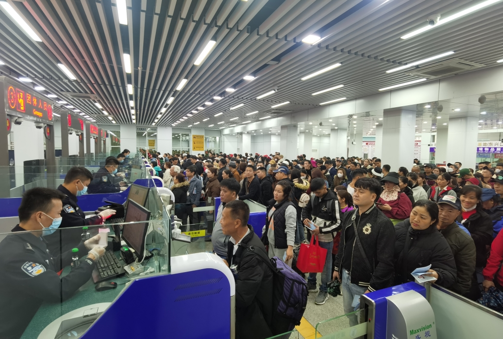 人流如织 深圳口岸今年出入境人员已突破1亿人次