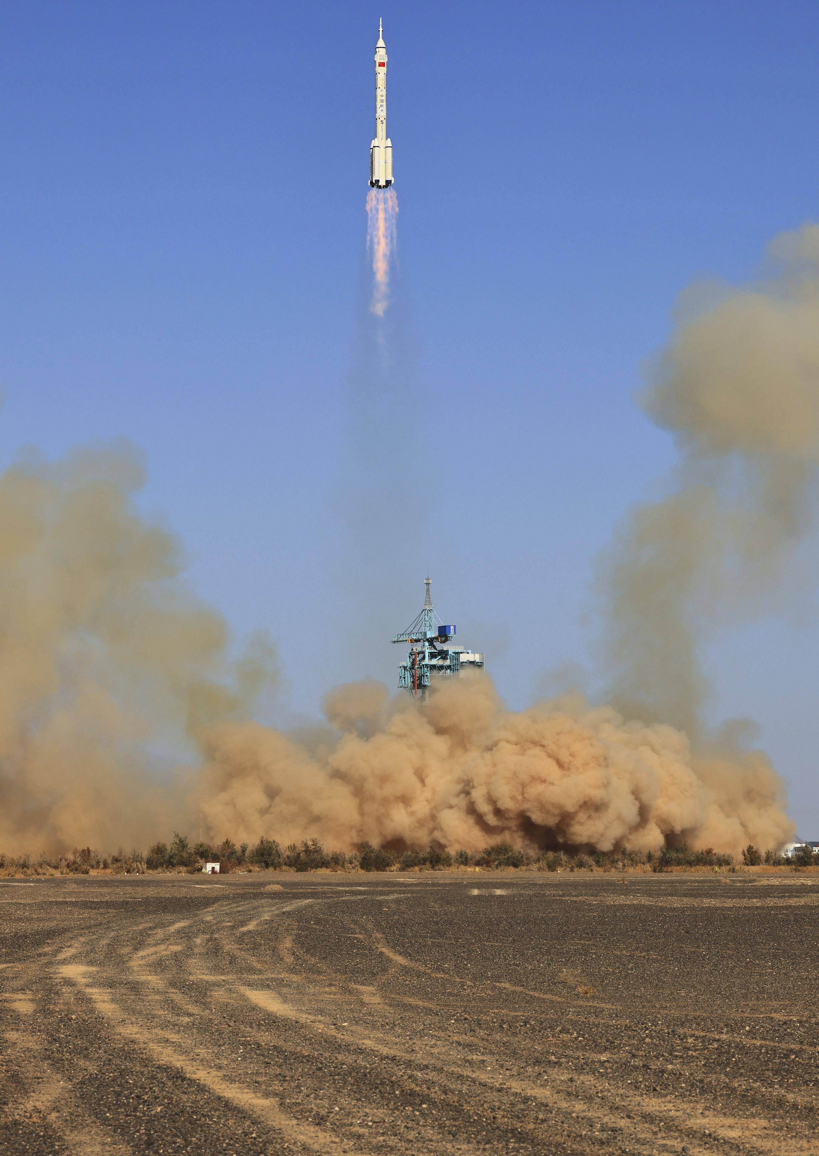 神舟十九号载人飞船发射取得圆满成功 来看精彩瞬间