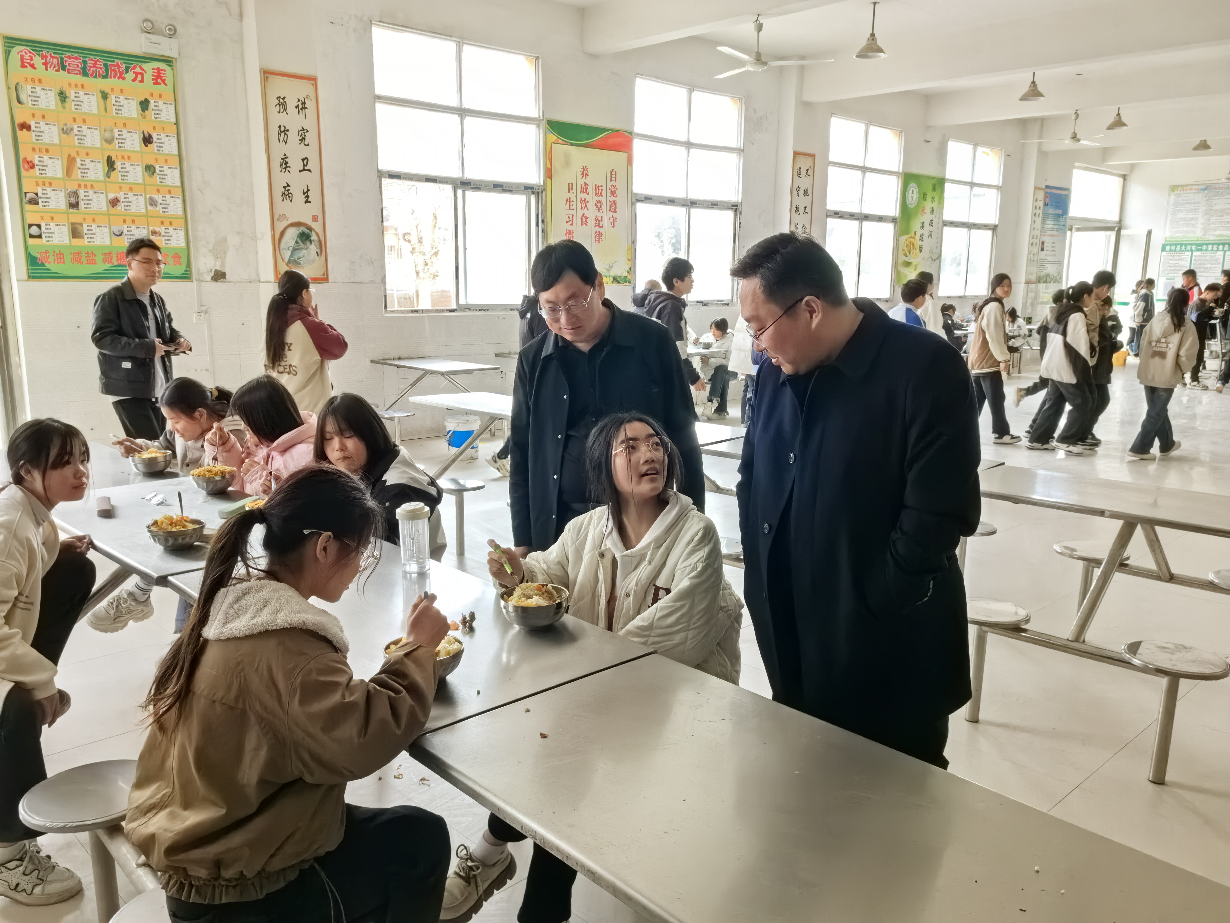 教育部：严格规范执行陪餐制度，每学期开展一次食品安全满意度测评