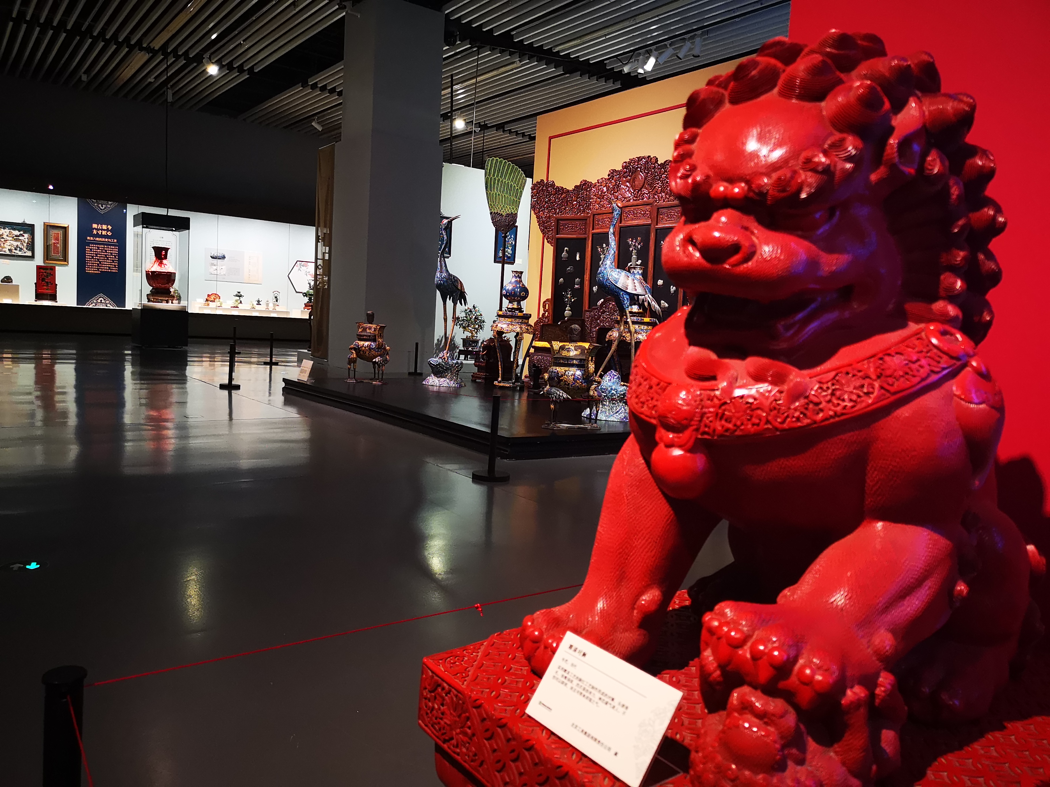 国产军事文创新品亮相珠海航展 国防文化与匠心工艺的璀璨融合
