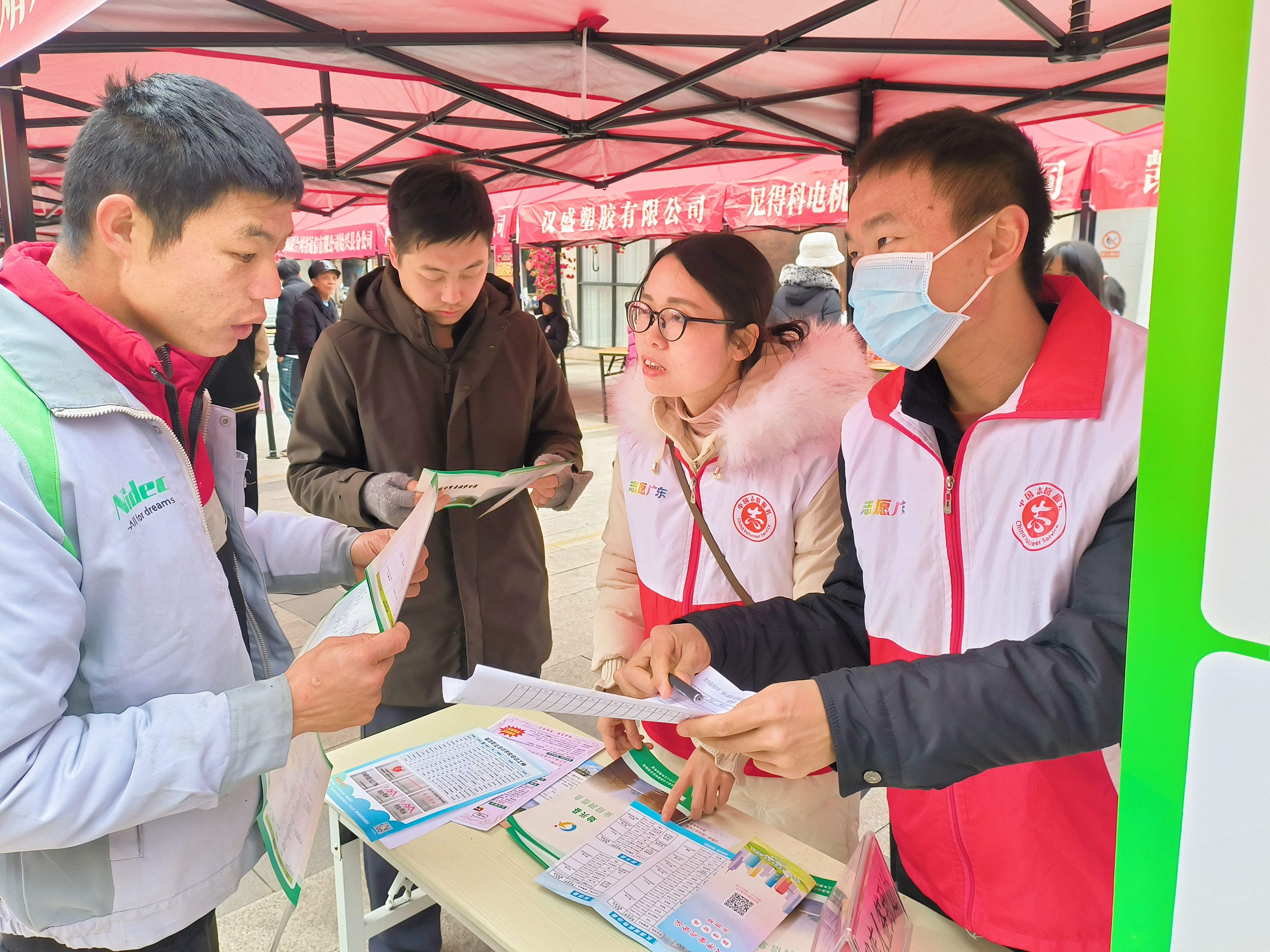 在就业援助招聘会上“赶大集”