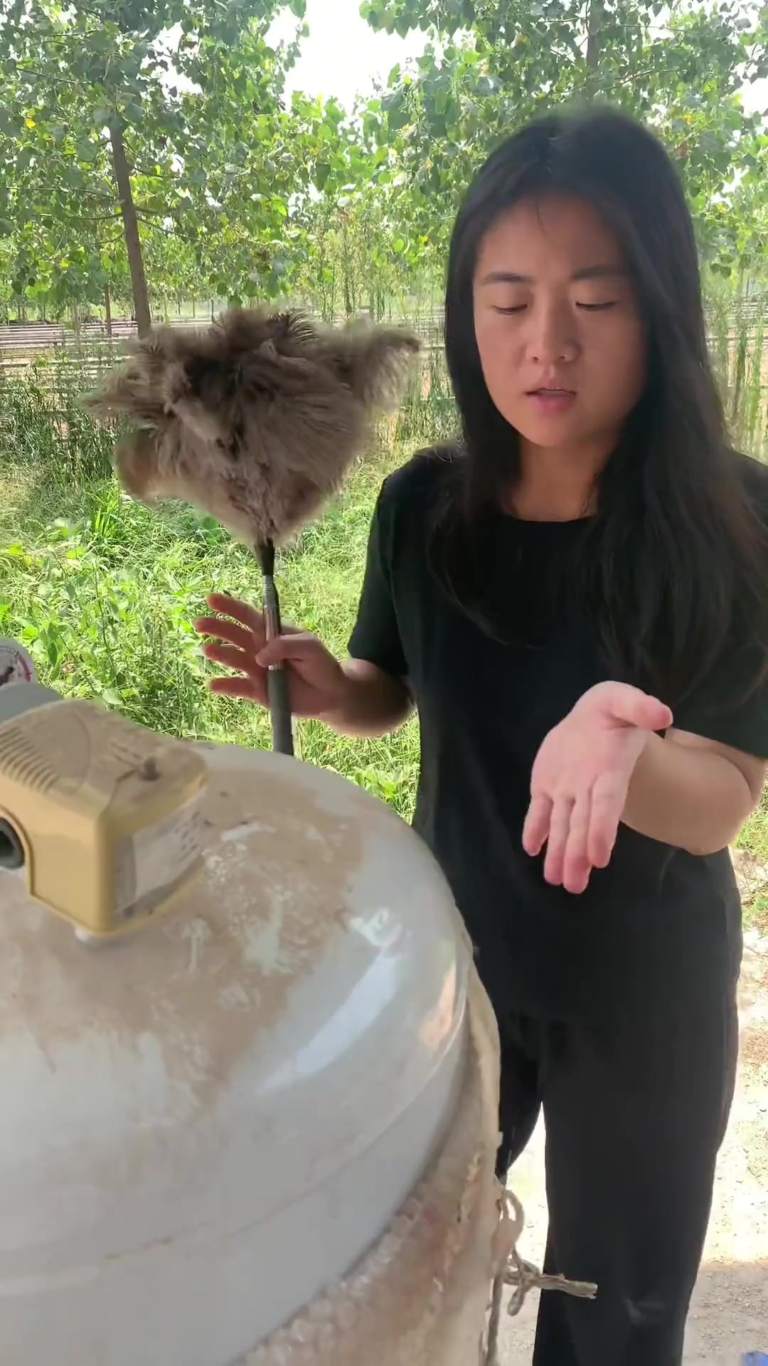 抖音电商“同行者”直播鸵鸟吃白菜走红，一天卖出超2000支鸵鸟毛掸