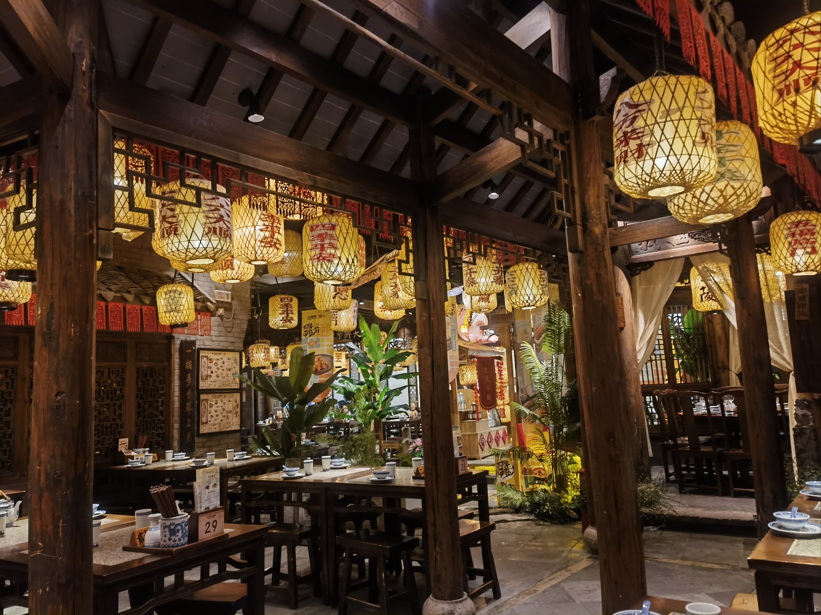 五一消费新观察：旅拍与美食打卡成年轻人旅行第一要务