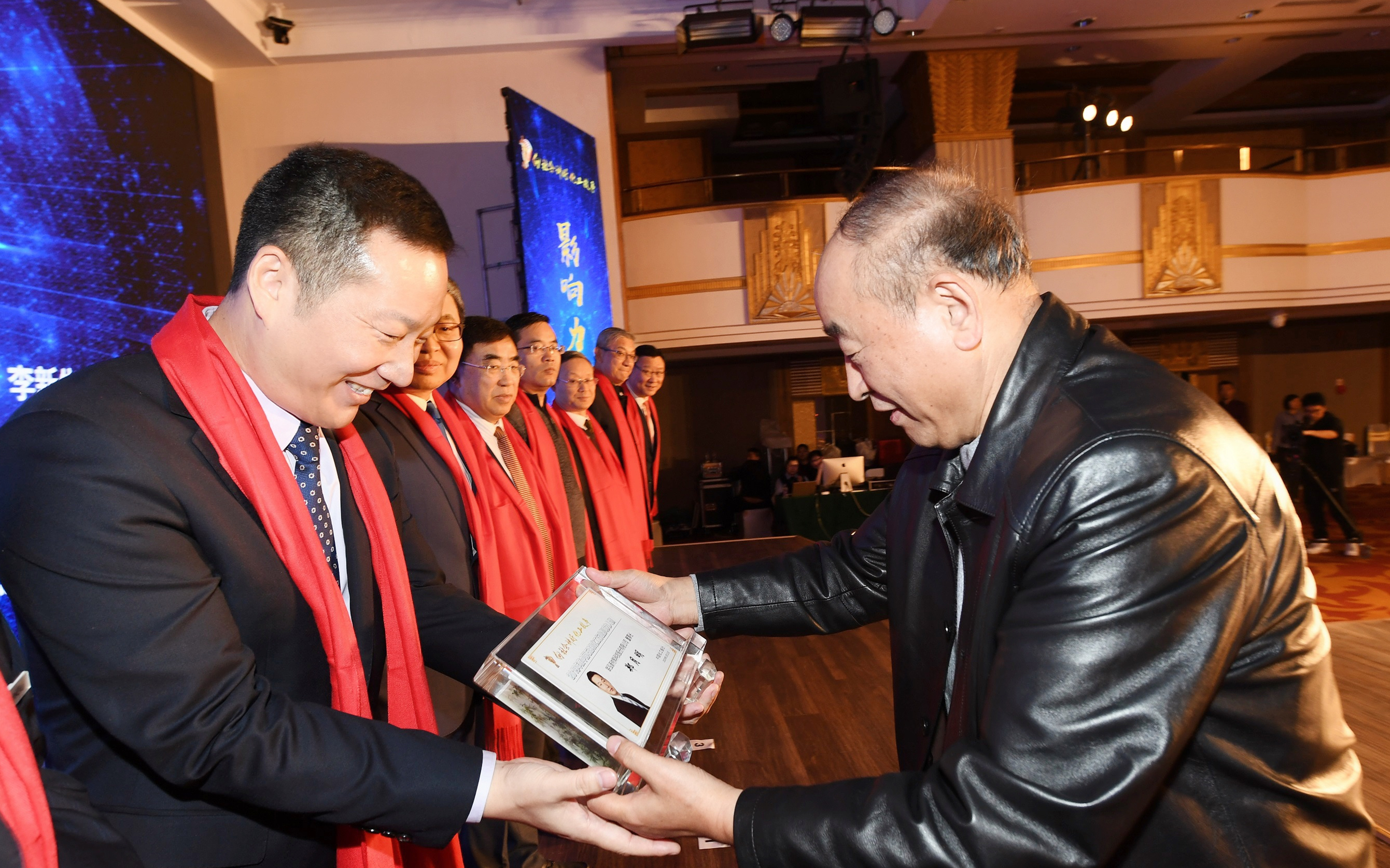 华鼎股份董事长郑期中：以“真爱”之名 引领华鼎锦纶丝走向世界